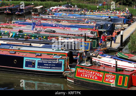 Boote versammelten sich auf dem Droitwich Barge Canal, Droitwich, Worcestershire, um an einer Zeremonie am 1. Juli 2011 teilzunehmen, als die Kanäle nach der Restaurierung und Neuausrichtung offiziell wieder geöffnet wurden. Stockfoto