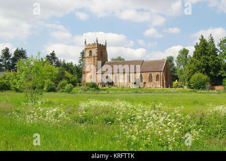 St. Peter's Parish Church, ein denkmalgeschütztes Gebäude in Martley, Worcestershire, mit Blick vom Millennium Green. Teile der Kirche stammen aus dem 12. Jahrhundert. Stockfoto