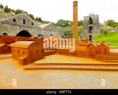 Eisenmodell des Blaenavon Ironworks Museum, Wales, am Ort selbst ausgestellt, ein Weltkulturerbe aus dem späten 18. Jahrhundert. Einige der Gebäude des Standorts sind im Hintergrund sichtbar. Stockfoto