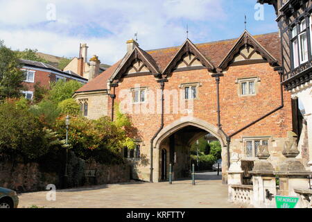 Die Südseite des Gatehouse of Great Malvern Priory, Malvern, Worcestershire. Das ursprüngliche Pförtnerhaus wurde Ende des 15. Jahrhunderts erbaut. Stockfoto