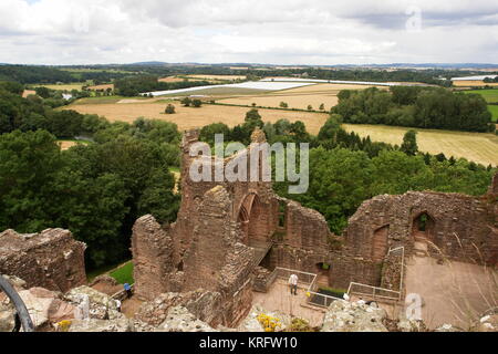 Luftaufnahme vom Inneren von Goodrich Castle, in der Nähe von Ross auf Wye, Herefordshire. Das Gebäude wurde im späten 11. Jahrhundert von Thegn (thane) Godric mit späteren Ergänzungen begonnen. Es steht auf einem Hügel in der Nähe des Flusses Wye und ist für die Öffentlichkeit zugänglich. Stockfoto