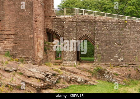 Aus nächster Nähe: Goodrich Castle, in der Nähe von Ross on Wye, Herefordshire. Das Gebäude wurde im späten 11. Jahrhundert von Thegn (thane) Godric mit späteren Ergänzungen begonnen. Es steht auf einem Hügel in der Nähe des Flusses Wye und ist für die Öffentlichkeit zugänglich. Stockfoto