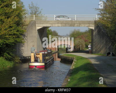 Ein Kahn nähert sich den alten und neuen (A5) Queen's Head Bridges am Montgomery Canal, der sich von Ost-Wales bis in den Nordwesten von Shropshire erstreckt. Stockfoto