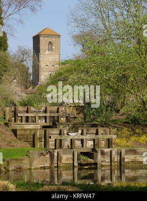 Farm in Little Malvern Priory, Blick vom Little Malvern Court Grounds, Little Malvern, in der Nähe von Malvern, Worcestershire. Die Priory-Kirche der Stufe I war einst ein Benediktinerkloster, von dem einige aus dem 12. Jahrhundert stammen. Das Haus, bekannt als Little Malvern Court, ist gelegentlich für die Öffentlichkeit zugänglich. Stockfoto