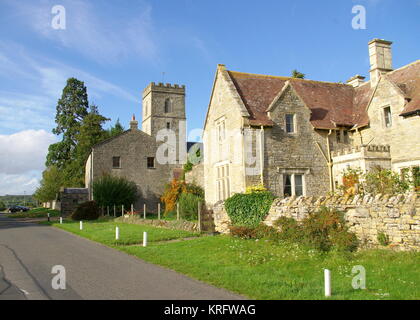 Eine Gruppe historischer Gebäude in Hartpury, Gloucestershire. Der Turm in der mittleren Entfernung gehört zur Marienkirche, einem denkmalgeschützten Gebäude aus dem 11. Jahrhundert mit späteren Ergänzungen. Stockfoto