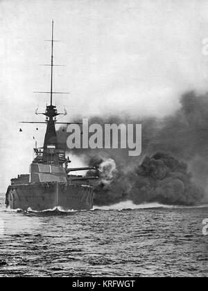 Die Orion-Klasse britische Schlachtschiff, H.M.S. 'Monarch', feuern ihre breitseiten von 13,5 cm Geschütze. Sie diente in der 2 Battle Squadron der Grand Fleet im Ersten Weltkrieg und in der Schlacht von Jütland, 31. Mai 1916 kämpfte, Leiden keine Schäden. Datum: 1914 Stockfoto