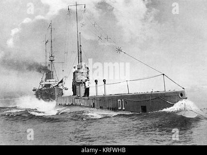 Britisches U-Boot 'D1' mit H.M.S. 'DRake' in ihr. Die neuesten britischen U-Boote während des Ersten Weltkriegs wurden mit der drahtlosen Telegrafie. Datum: 1914 Stockfoto