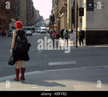 Seltsame Mädchen Frau auf der Straße Ecke mit roten Haaren Menschen zu Fuß sonnigen Alltag Britische street scene Gordon Street Glasgow Stockfoto