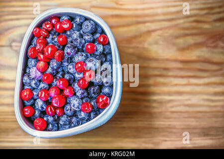 Blaubeeren und Preiselbeeren In einer Schale Stockfoto