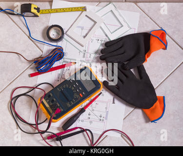 Elektriker Ausrüstung für die Installation eines elektrischen System verwendet. Schmutzige Arbeit. Stockfoto