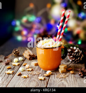 Eine Tasse Weihnachten heißen Kakao mit Marshmallow auf dem Hintergrund des Neuen Jahres Lichtern und Dekorationen, selektiver Fokus Stockfoto