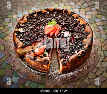 Blueberry Cheesecake mit Erdbeeren Stockfoto