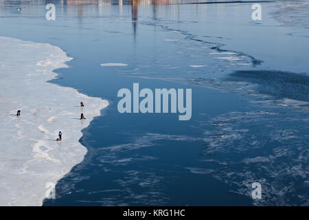 Eisfischen auf dem zugefrorenen Bucht Riddarfjärden, Mälaren. Stockfoto