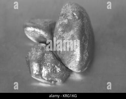 Silber Nuggets auf grauem Hintergrund Stockfoto