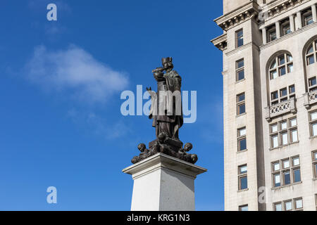 Denkmal für Sir Alfred Lewis Jones (britisches Schiff - Inhaber) vor dem Royal Liver Building, Liverpool, Merseyside, UK Stockfoto