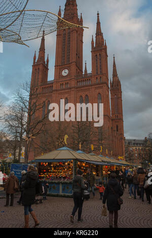 Menschen schlendern über den Weihnachtsmarkt rund um die Marktkirche (Markt Kirche). Die Twinkling Star Weihnachtsmarkt in Wiesbaden statt, ich Stockfoto