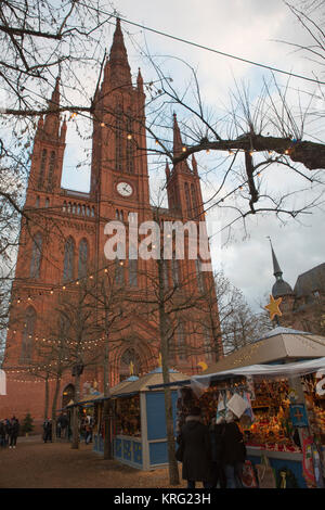 Menschen schlendern über den Weihnachtsmarkt rund um die Marktkirche (Markt Kirche). Die Twinkling Star Weihnachtsmarkt in Wiesbaden statt, ich Stockfoto