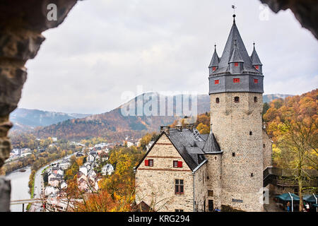 Herbst hohe Blick auf die mittelalterliche Burg Altena Stockfoto