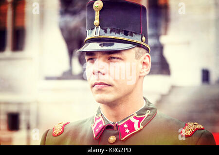 BUDAPEST, Ungarn - 20 August 2017: Festliche Rede von Soldaten der Ungarischen Armee in der Nähe der Einfahrt zum Parlament zu Ehren der Tag des Hl. Stockfoto