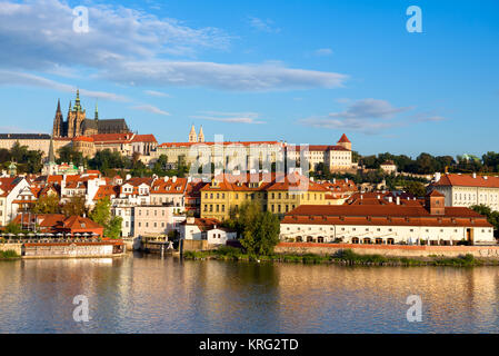 Morgen Blick auf die Prager Altstadt mit der Burg und der St. Veits Dom aus über den Fluss Stockfoto