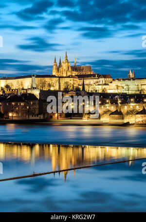 Die Prager Burg mit den umliegenden Gebäuden im Fluss spiegeln Stockfoto