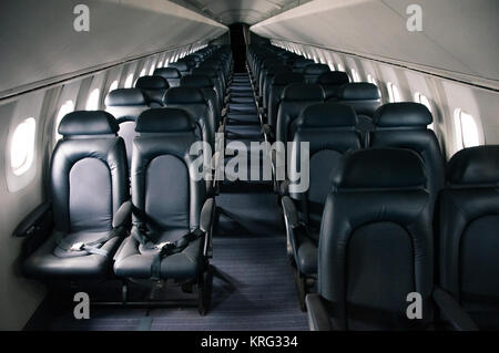Innenraum eines Flugzeuges mit 2 Sitzen pro Reihe Stockfoto