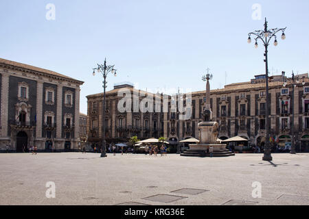 Blick auf die Piazza del Duomo und der Fontana dell'Elefante in Catania Stadt Italiens. Stockfoto