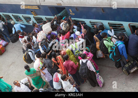 Passagiere Kampf Jagt an Bord eines Zuges auf dem Bahnhof in Gaya, Indien Stockfoto