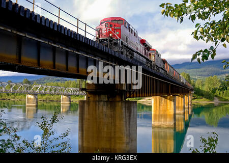 CP Rail Korn Zug Richtung Osten kreuze Columbia River Bridge im Revelstoke BC Stockfoto