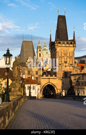 Prag, Morgen auf der Karlsbrücke mit St. Nicolas Kirche hinter Bridge Tower Stockfoto