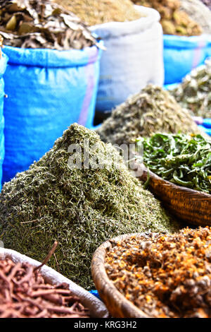 Vielzahl von Gewürzen auf der arabischen Straße Marktstand Stockfoto