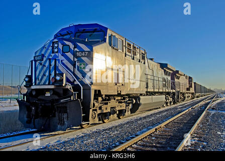 CP Rail leer Schwefel Zug an Beddington Abstellgleis geführt von CEFX 1047 Stockfoto