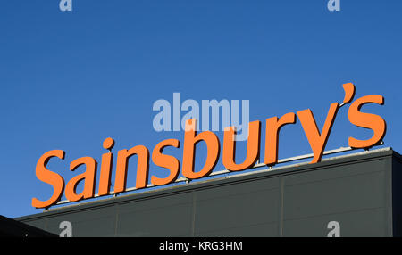 Sainsbury's Schild oben auf einen modernen Supermarkt Gebäude Stockfoto