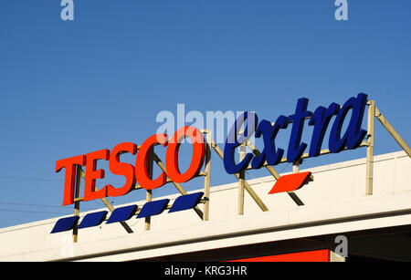 Tesco Zeichen auf dem Dach eines Supermarkts Stockfoto