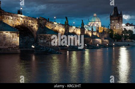 Die Karlsbrücke, spiegelt sich in der Moldau in Prag bei Nacht Stockfoto