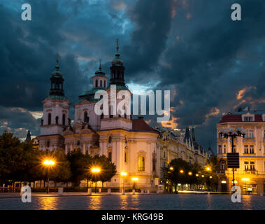 St. Nicolas Kirche in Prag bei Nacht Stockfoto