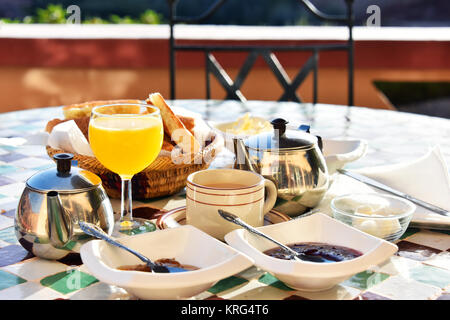 Marokkanisches Frühstück serviert auf Hotel terace im Atlasgebirge Stockfoto