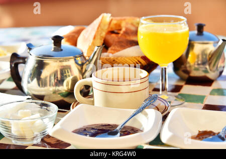Marokkanisches Frühstück serviert auf Hotel terace im Atlasgebirge Stockfoto