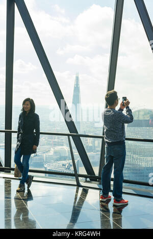 Die Menschen genießen und die Bilder von den Blick auf die City von London mit dem Shard Wolkenkratzer in der Ferne. Von der Dachterrasse im obersten Stock der t Stockfoto