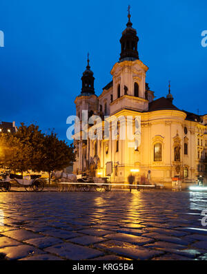 St. Nicolas Kirche in Prag bei Nacht Stockfoto