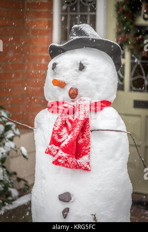 Einen Schneemann im Garten vor dem Haus eines Londoner Suburban House. Stockfoto