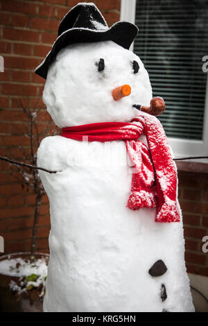 Einen Schneemann im Garten vor dem Haus eines Londoner Suburban House. Stockfoto