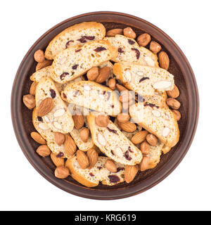 Cookies mit Rosinen und Nüssen in einem keramischen Platte. Stockfoto