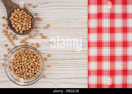 Kichererbsen auf alten Holztisch. Stockfoto
