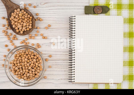 Kichererbsen auf alten Holztisch. Stockfoto