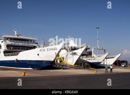 Ansicht der unbelasteten Fähren für Autos und Fahrzeuge in Korfu (Kerkyra) Hafen (Port) im Sommer. Stockfoto