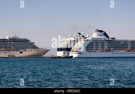 Blick auf die angelegten Kreuzfahrtschiffe auf Korfu (Kerkyra) Hafen (Port) im Sommer. Stockfoto