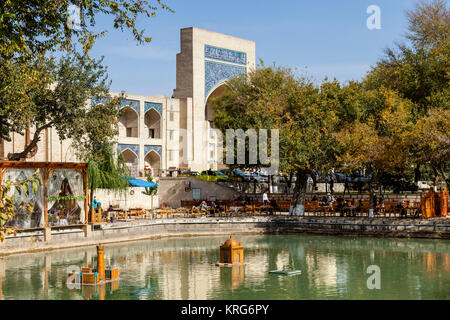 Eine Ansicht Der Kukeldash Madrassa in der Lyabi Hauz Komplex, Buchara, Usbekistan Stockfoto