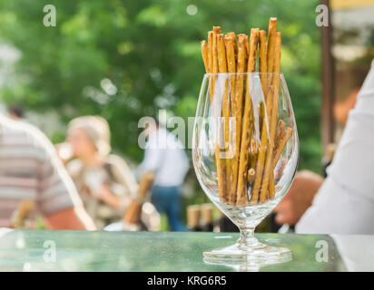 Brot Sticks mit Sesam in einem Glas Stockfoto