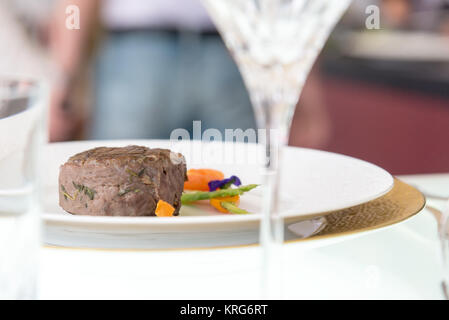 Minimalistischer speise Steak mit Gemüse Stockfoto